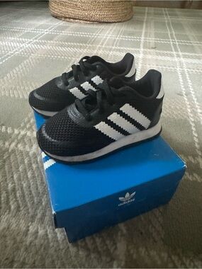 adidas toddler Black & White Stripe Runner Sneakers